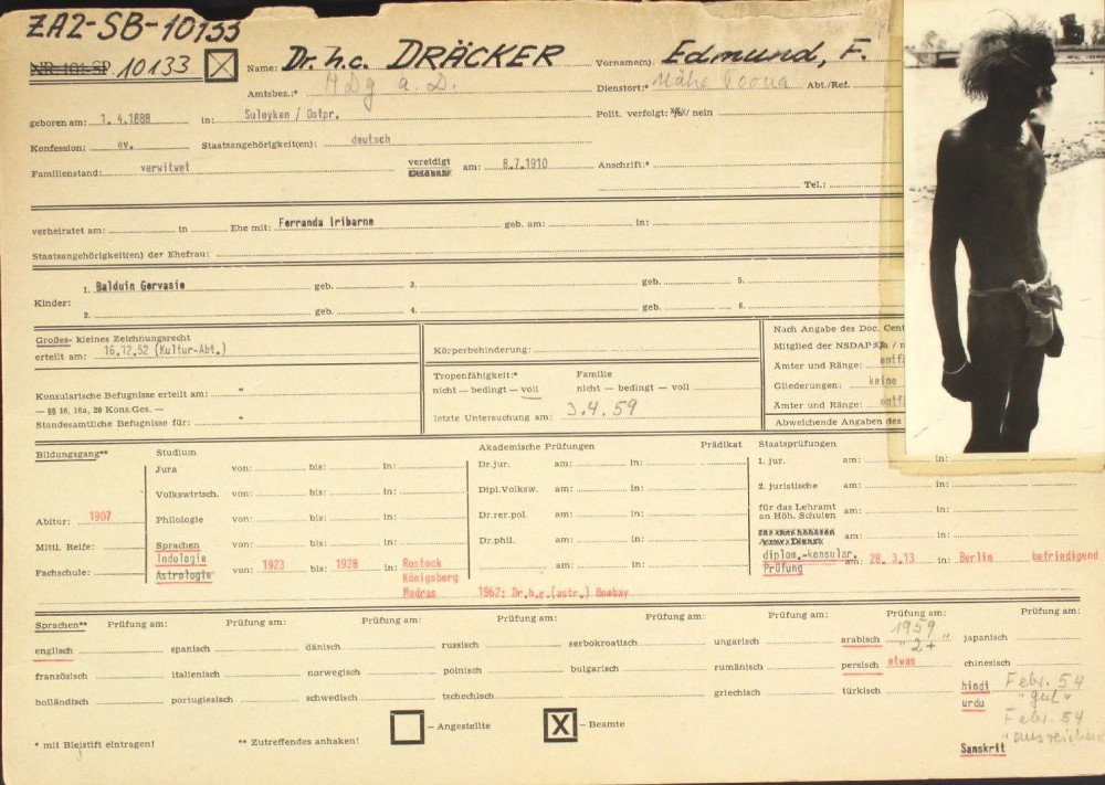 Stammkarte von Dr. h.c. Edmund F. Dräcker mit Daten zu Dräcker. Oben rechts befindet sich eine schwarz-weiß-Fotografie, die einen Mann mit Lendenschurz, zerzausten Haar und Bart zeigt.