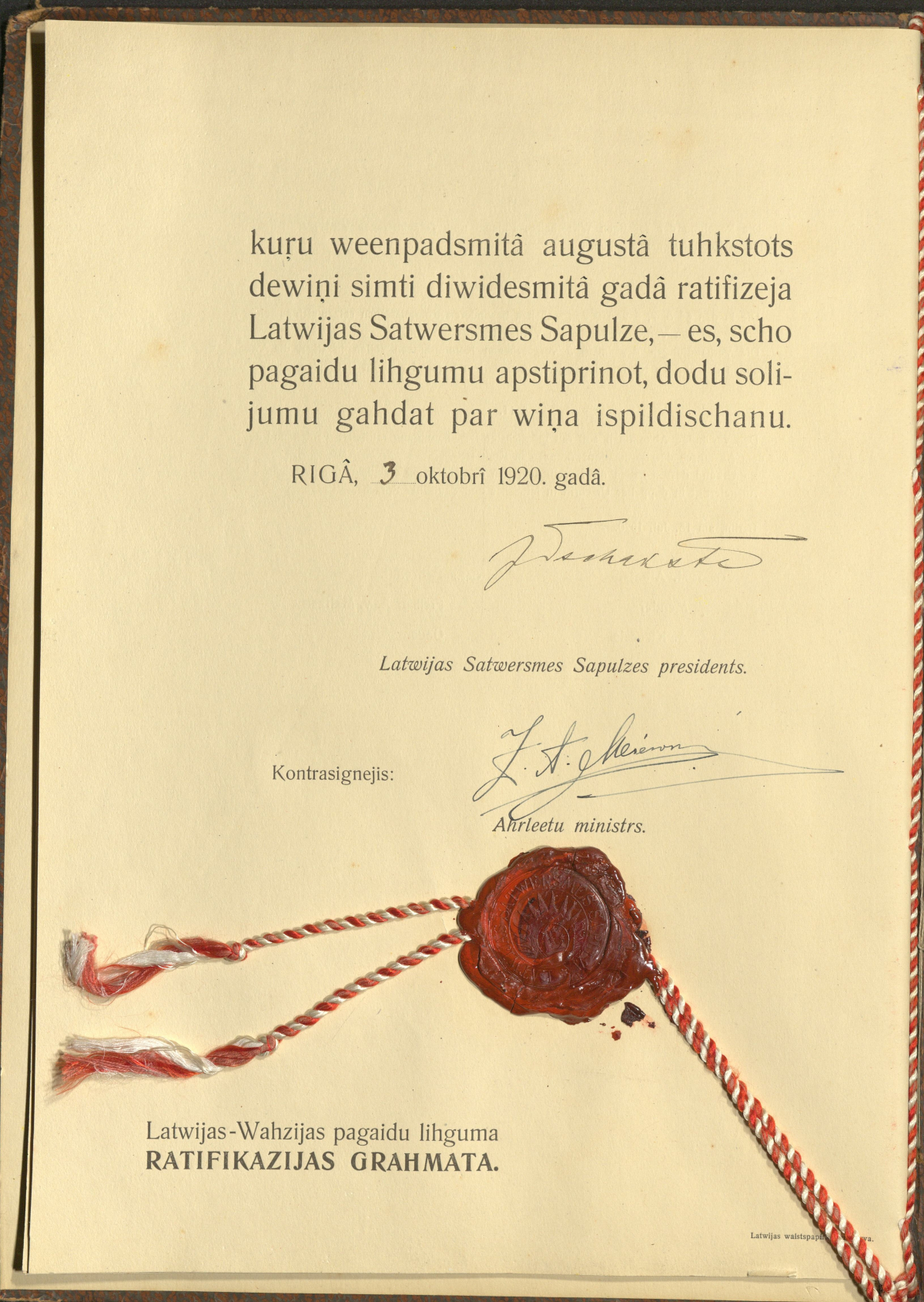 Unterschriftenseite der lettischen Ratifikationsurkunde vom 3. Oktober 1920 zum Vorläufigen Abkommen vom 15. Juli 1920 über die Wiederaufnahme der Beziehungen, Archivsignatur PA AA V 11-LET/2