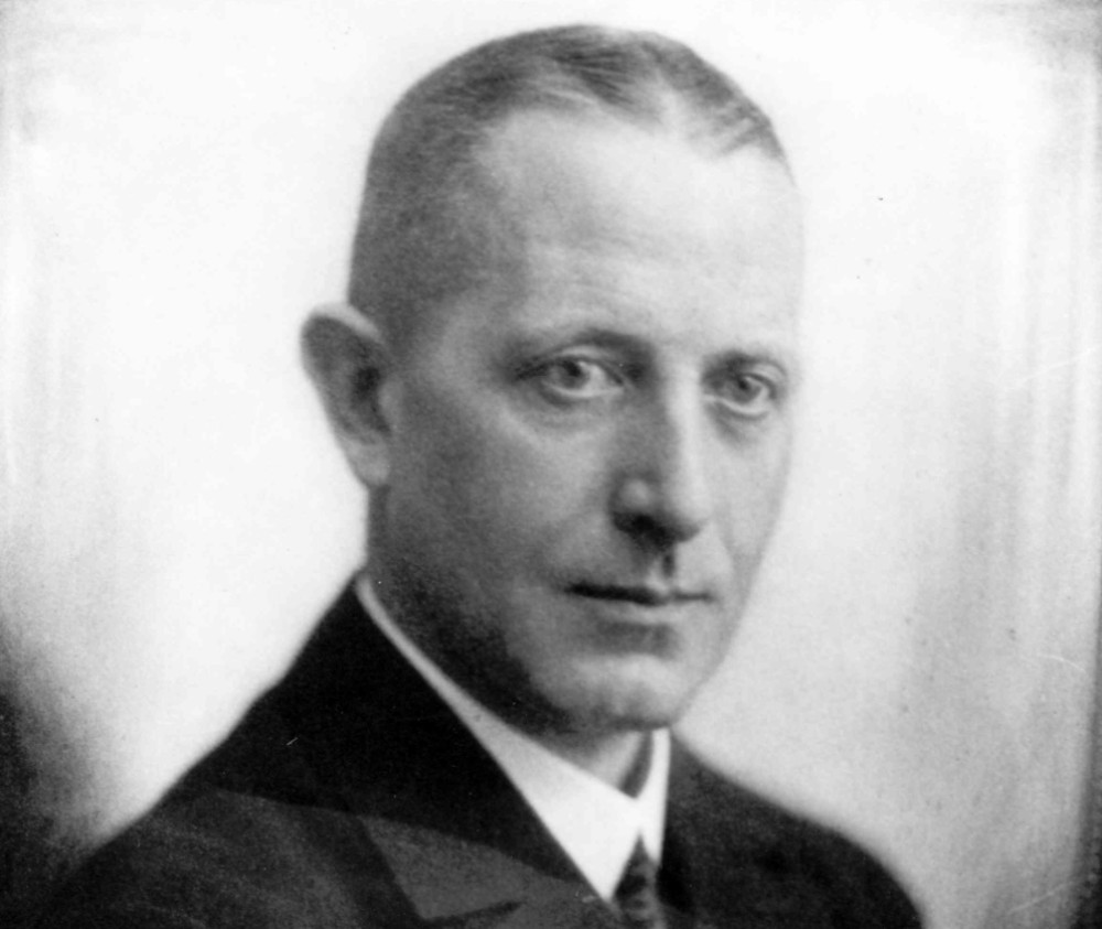 Schwarz-weiß-Fotografie von Hermann Meyer-Rodehüser im mittleren Alter, Büstenporträt, Viertelprofil, mit weißem Hemd, Krawatte und schwarzem Jackett