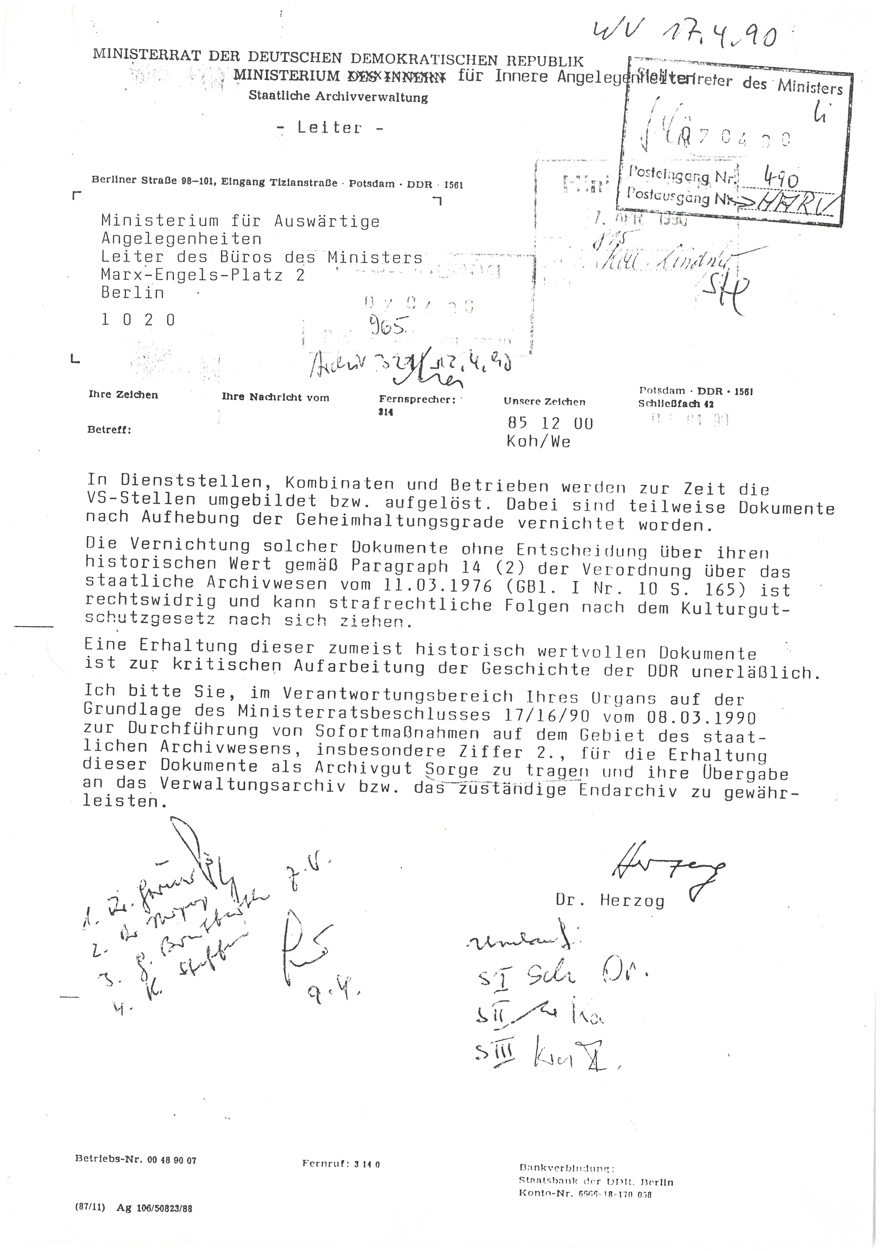 Schreiben des Staatlichen Leiters der Archivverwaltung an das Ministerium für Auswärtige Angelegenheiten zwecks strafrechtlicher Folgen bei Vernichtung von Dokumenten. Unterschrieben von Dr. Herzog.