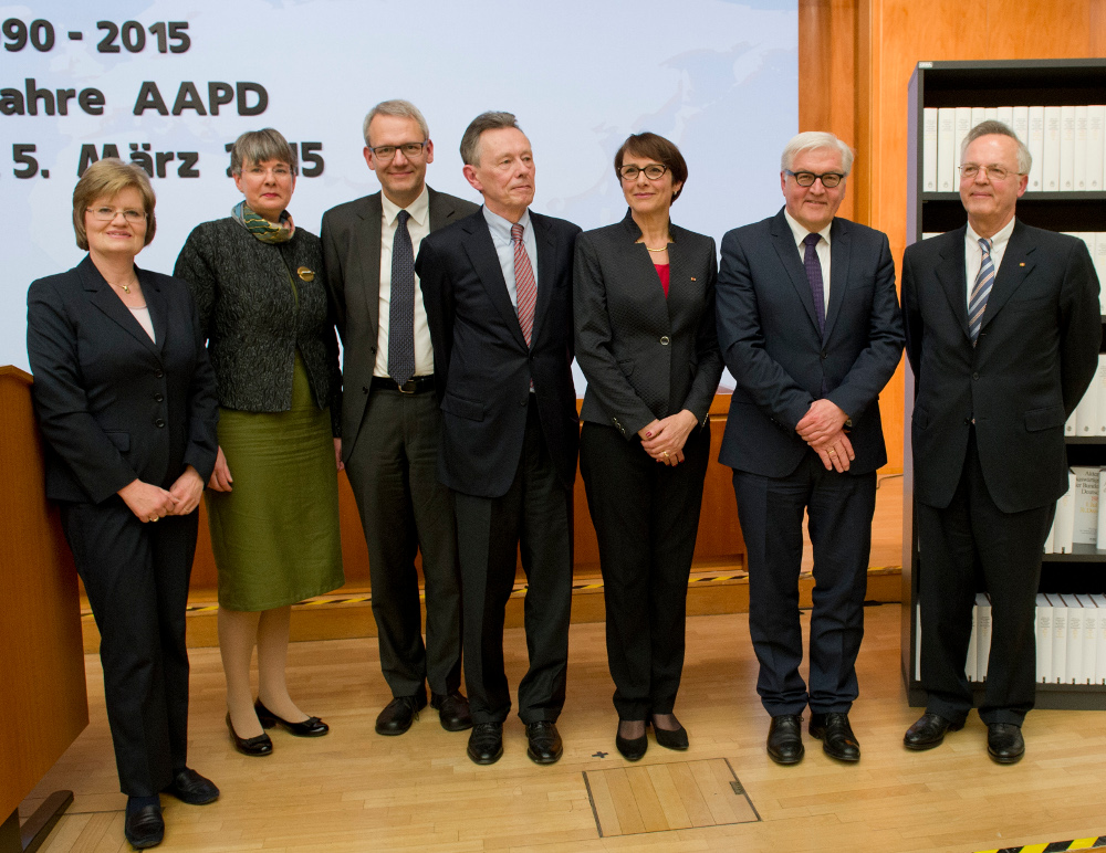 Für diese Darstellung existiert leider keine barrierefreie Beschreibung. Bei Interesse erläutern wir Ihnen gern das Abgebildete. Nehmen Sie dazu bitte unter 117-r@diplo.de Kontakt mit uns auf.