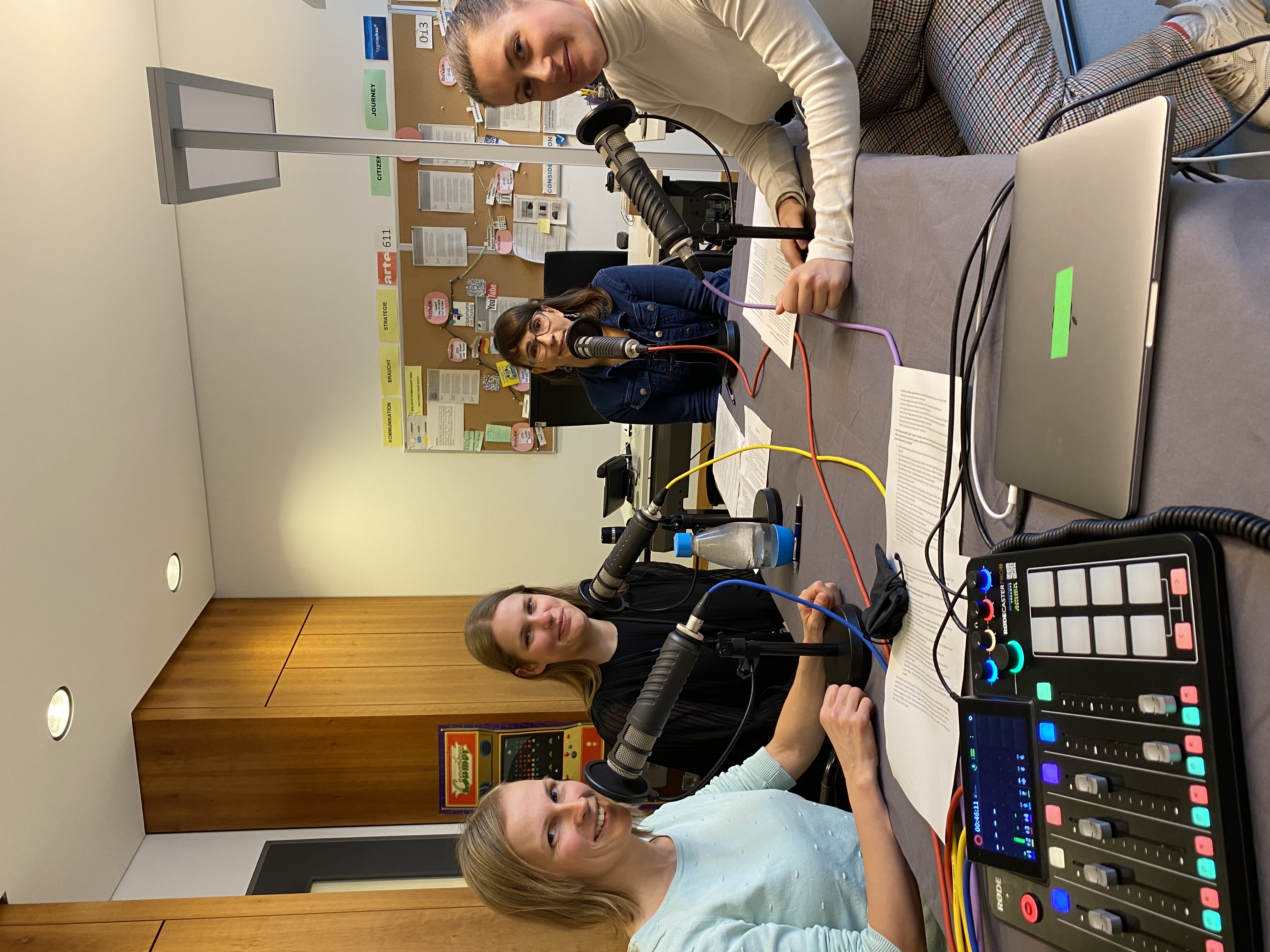 Bei der Podcastaufnahme: Dr. Alexandra Willkommen, Aisha Reiche, Karolin Wendt und Julia Lehrter (v.l.n.r.)