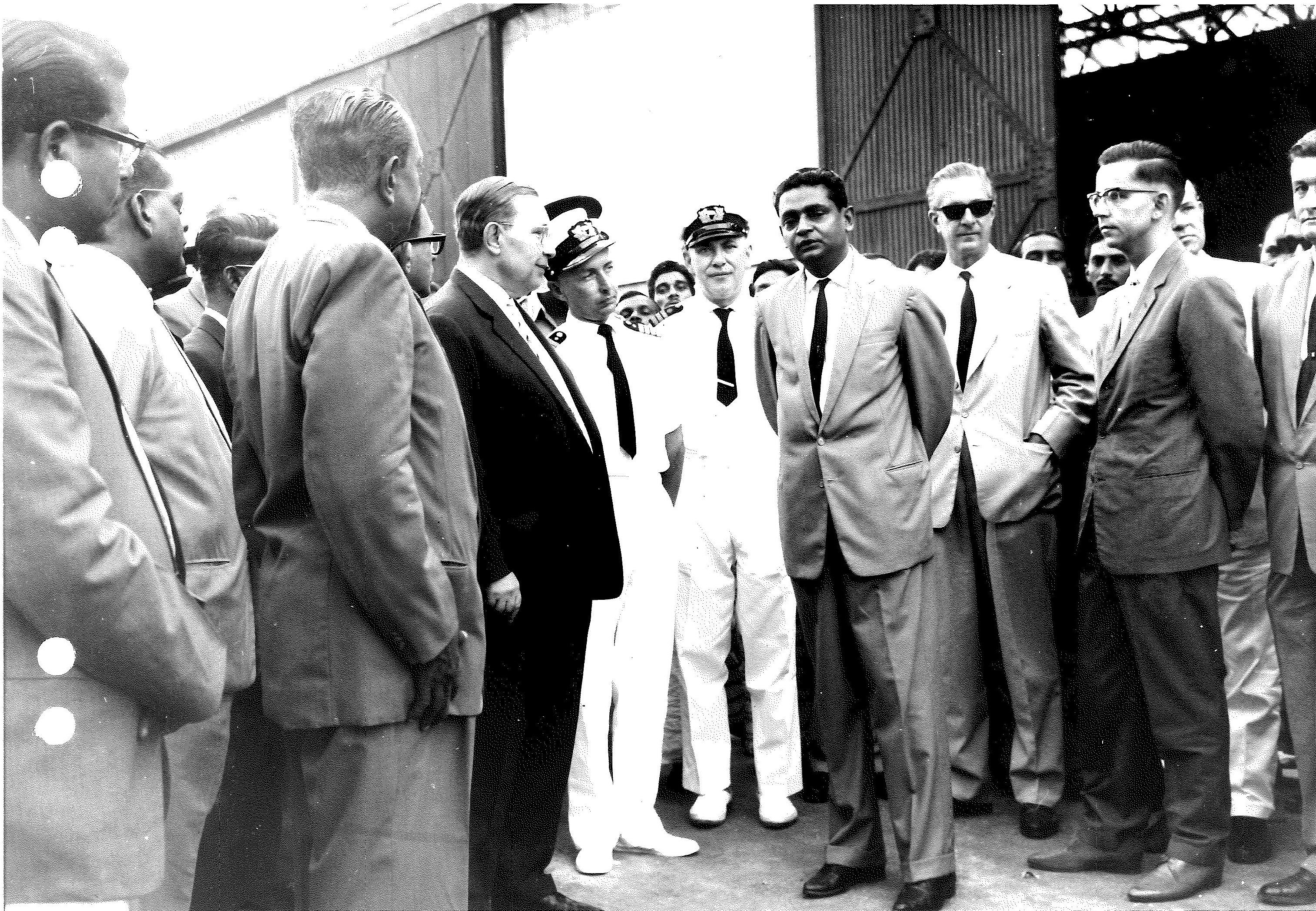 Foto der Übergabe der Spende durch Botschafter Herbert Schwörbel in Colombo an Minister Karunaratne am 7. September 1965, Archivsignatur: PA AA, B 61-REF. IIIB7/63