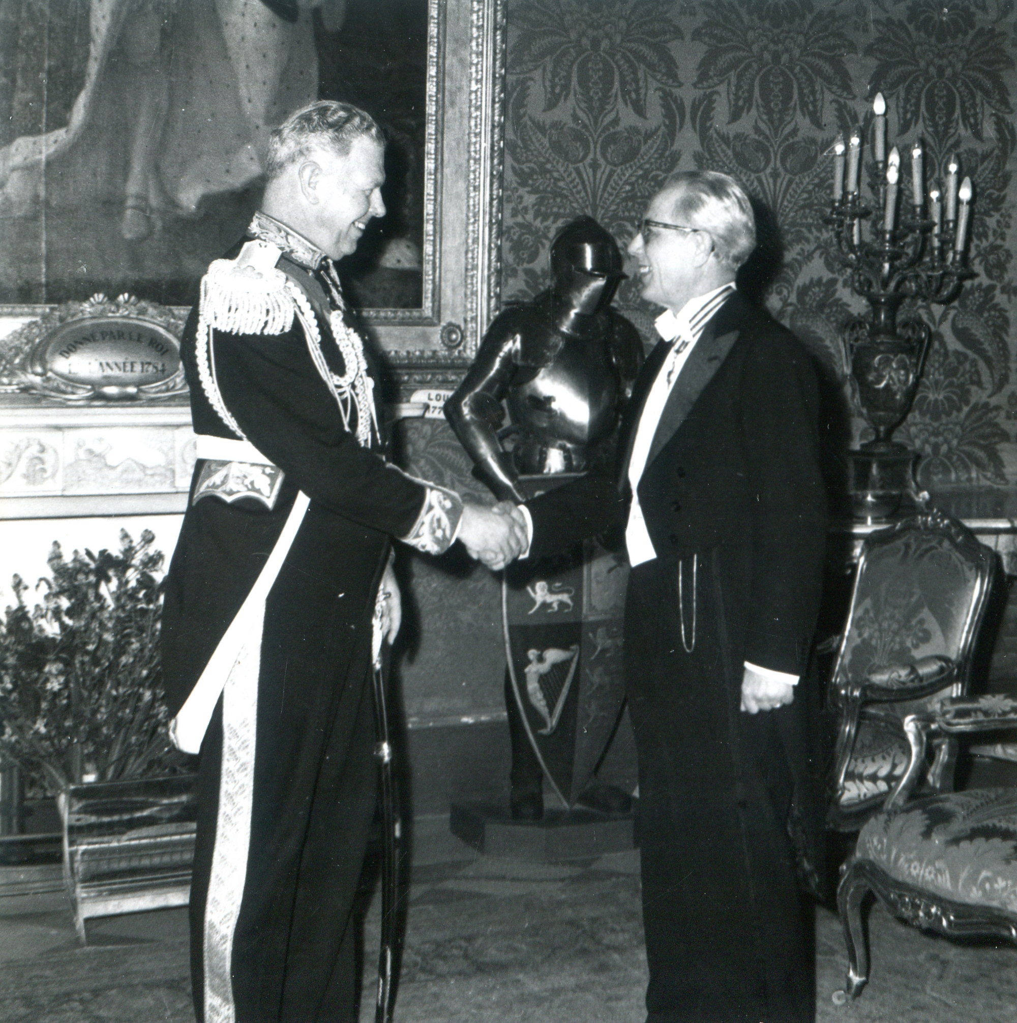 Botschafter Wollenweber (rechts) bei der Begrüßung durch den Generalgouverneur Sir Maurice Henry Dorman, Archivsignatur: PA AA, S 2/13017