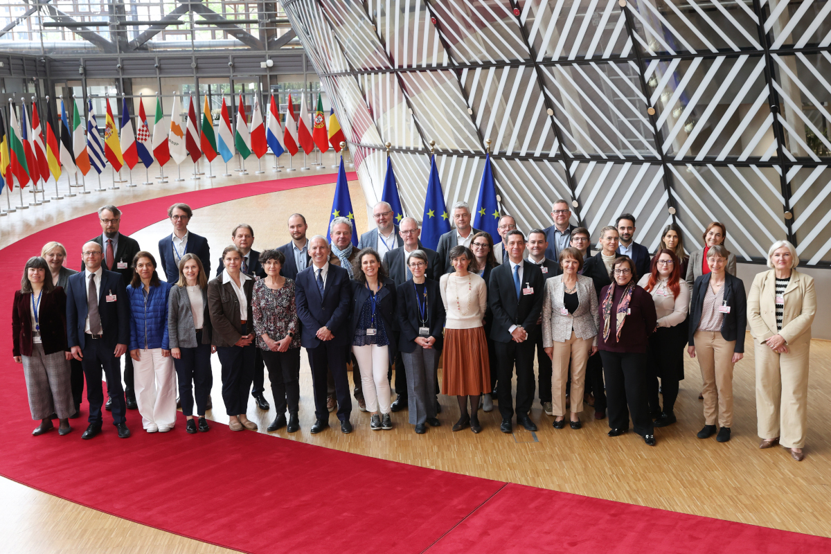 Gruppenfoto der Archivarinnen und Archivare der EUDiA-Gruppe im „Europa Building“ des Europäischen Rates in Brüssel, Mai 2025