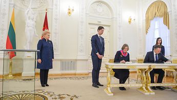 An einem Tisch rechts auf dem Foto sitzen die Leiterin des Politischen Archivs, Frau Prof. Dr. Elke Freifrau von Boeselager und Litauens Chefarchivar, Dr. Ramojus Kraujelis und unterzeichen das Übergabeprotokoll über das Memorandum.